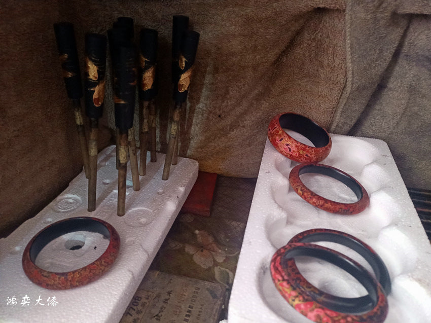 lacquer bracelet with mother-of-pearl inlay, black lacquerware bracelet, traditional lacquer art, women's handmade ethnic style mother-of-pearl inlaid jewelry